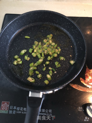 青椒玉米粒的做法步骤：2