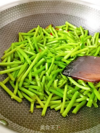 炝炒空心菜梗的做法步骤：5