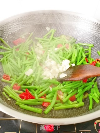 炝炒空心菜梗的做法步骤：7