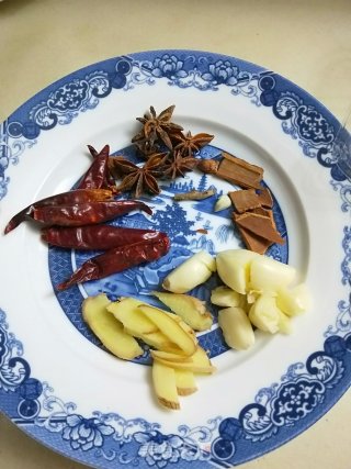 红烧肉烧鹌鹑蛋的做法步骤：1