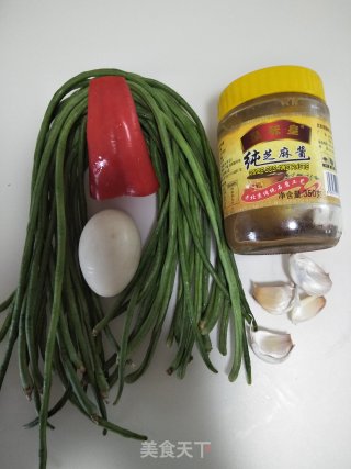 咸蛋黄芝麻酱拌豇豆的做法步骤：1