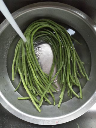 咸蛋黄芝麻酱拌豇豆的做法步骤：2
