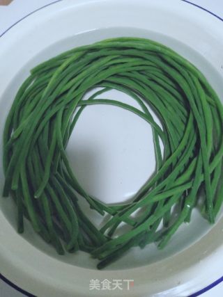 咸蛋黄芝麻酱拌豇豆的做法步骤：4
