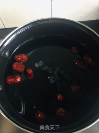 牛奶雪燕桃胶羹的做法步骤：1