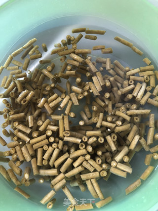 鸡肉炒酸豇豆的做法步骤：1