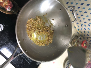 鸡肉炒酸豇豆的做法步骤：3