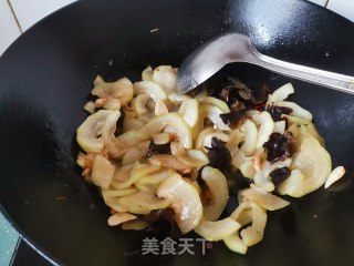 海米炒瓜片的做法步骤：5