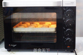 五仁月饼的做法步骤：9