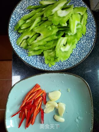 叉烧炒苦瓜的做法步骤：2