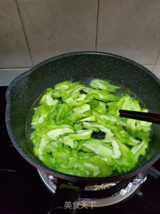 叉烧炒苦瓜的做法步骤：3