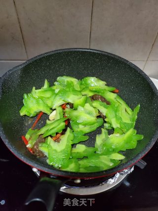 叉烧炒苦瓜的做法步骤：6