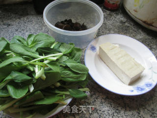 黑木耳老豆腐炒鸡毛菜的做法步骤：1