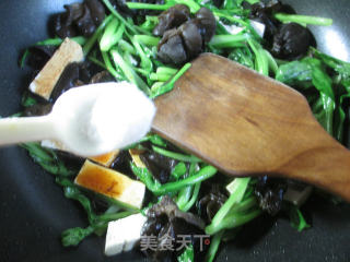 黑木耳老豆腐炒鸡毛菜的做法步骤：7