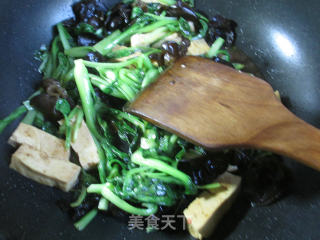 黑木耳老豆腐炒鸡毛菜的做法步骤：8
