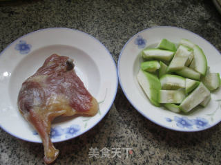蒲瓜煮腊鸭腿的做法步骤：1