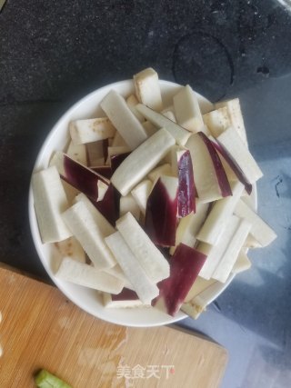 香菇茄子炒豆角的做法步骤：2
