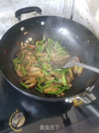香菇茄子炒豆角的做法步骤：5