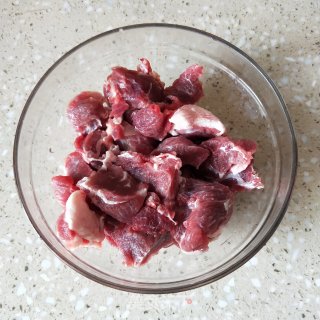 番茄土豆炖牛腩的做法步骤：1