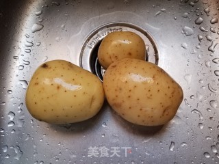香煎土豆的做法步骤：1