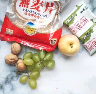 小白也能轻松搞定的营养健康早餐|减肥必备的轻食早餐～燕麦水果粥的做法步骤：1