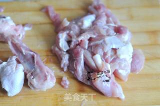 鸡腿肉炒蒜苔的做法步骤：1
