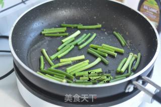 鸡腿肉炒蒜苔的做法步骤：4