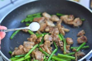 鸡腿肉炒蒜苔的做法步骤：5