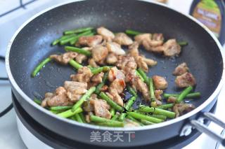 鸡腿肉炒蒜苔的做法步骤：6