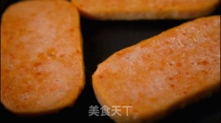 有家鲜厨房：午餐肉饭团的做法步骤：2