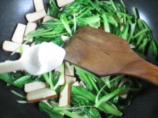 鸡蛋干炒鸡毛菜的做法步骤：4