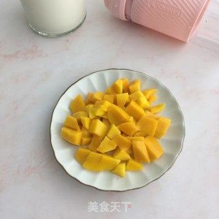 芒果酸奶奶昔的做法步骤：2