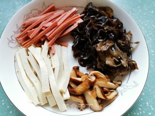 开胃酸辣汤的做法步骤：1