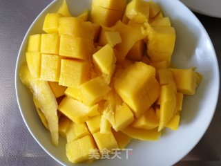 芒果切开没熟怎么办——芒果沙冰的做法步骤：2