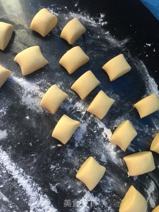 南瓜刀切与南瓜花瓣馒头的做法步骤：5