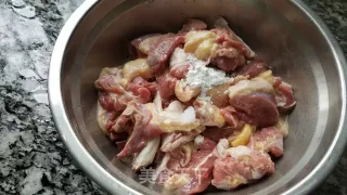 蒜香鸭肉煲的做法步骤：1