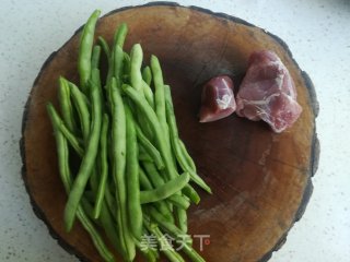 豆角炒肉丝的做法步骤：1