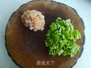尖椒炒鸡丁的做法步骤：2