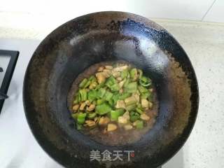 尖椒炒鸡丁的做法步骤：6