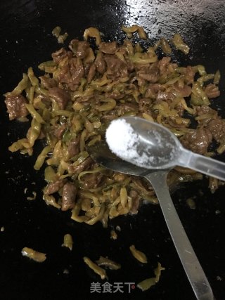 榨菜炒牛肉的做法步骤：7