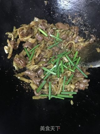 榨菜炒牛肉的做法步骤：8