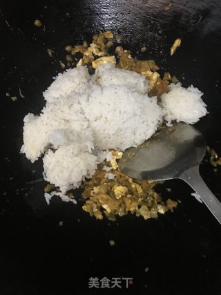 榨菜鸡蛋炒饭的做法步骤：7