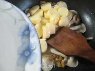 榨菜丝秀珍菇煮樱玉豆腐的做法步骤：4