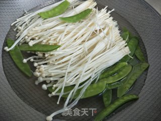 荷兰豆炒金针菇的做法步骤：3
