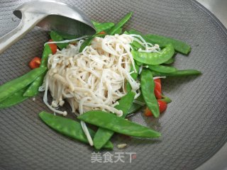 荷兰豆炒金针菇的做法步骤：6