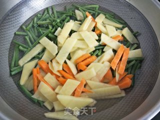 菜豆炒土豆片的做法步骤：4