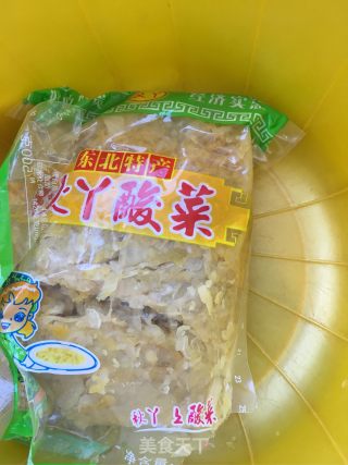 排骨炖酸菜的做法步骤：1