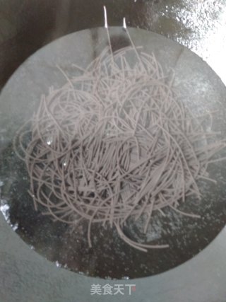 凉拌蕨根粉的做法步骤：3