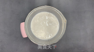 不用烤箱就可以做的月饼，咸蛋黄奶黄冰皮月饼的做法步骤：1