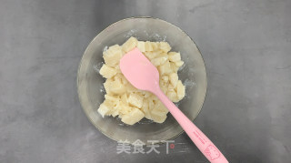 不用烤箱就可以做的月饼，咸蛋黄奶黄冰皮月饼的做法步骤：4
