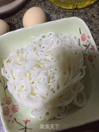 鸡蛋炒粉的做法步骤：1